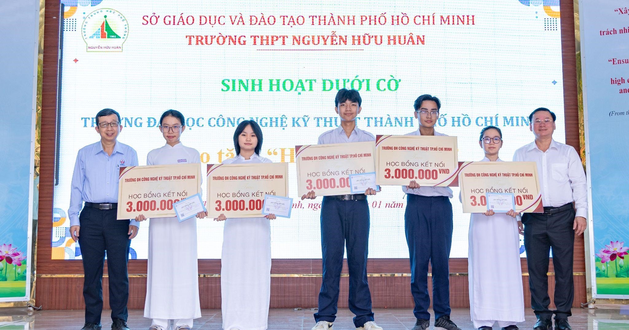 HCM-UTE tri ân các trường có nhiều thí sinh trúng tuyển giai đoạn 2021-2025 và trao học bổng cho học sinh THPT